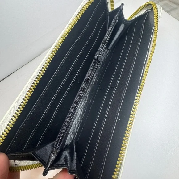 Hello Kitty Strawberry and Cherry Wallet - Picture 8 of 8